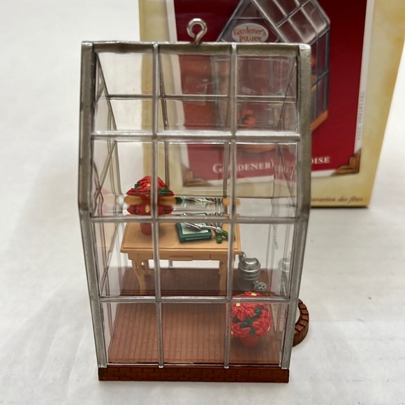 Hallmark Ornament
Gardeners Paradise
Circa 2005 - Picture 3 of 3